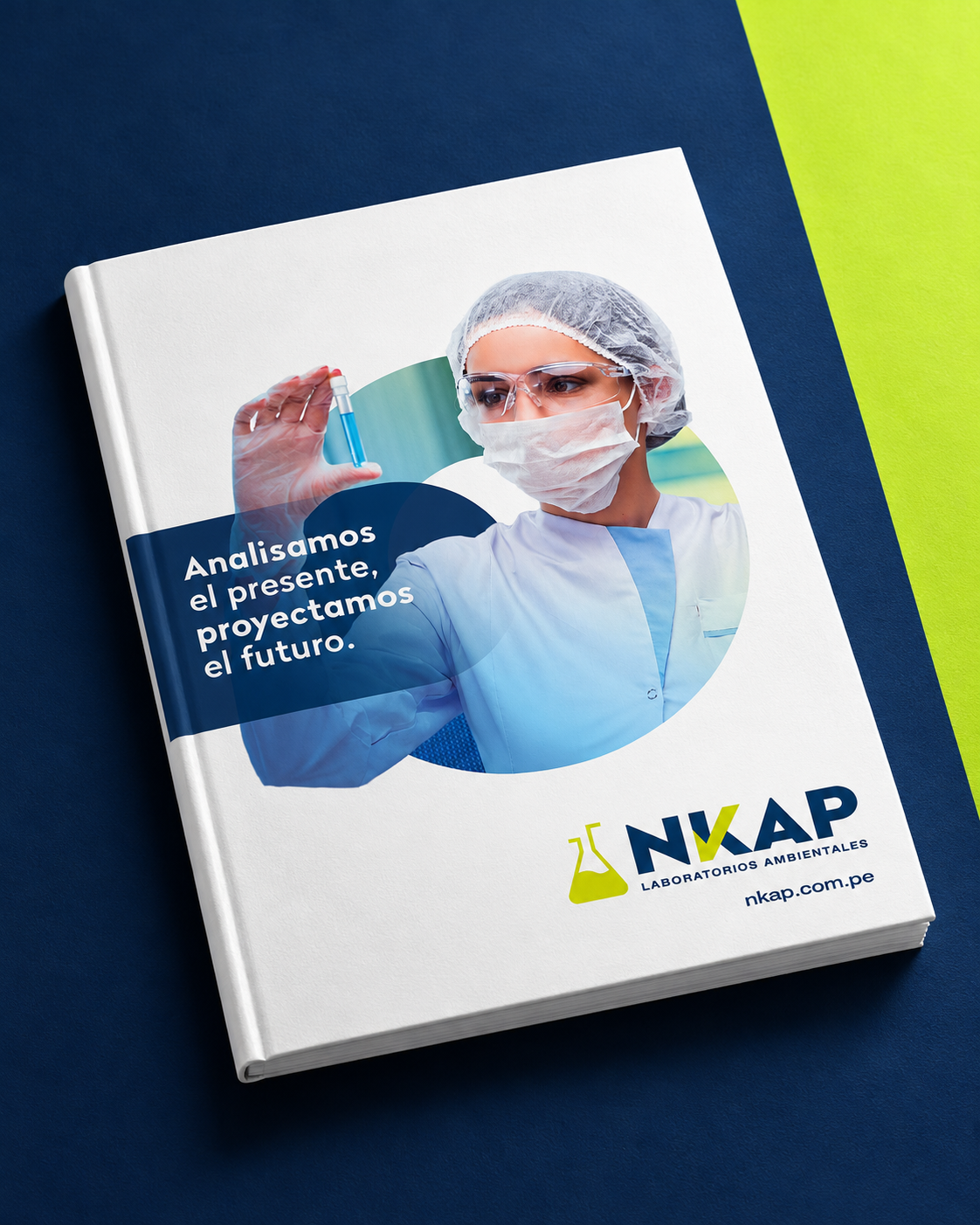 Cuaderno A5 de NKAP con su identidad azul marino y lima y una fotografía de una profesional de laboratorio