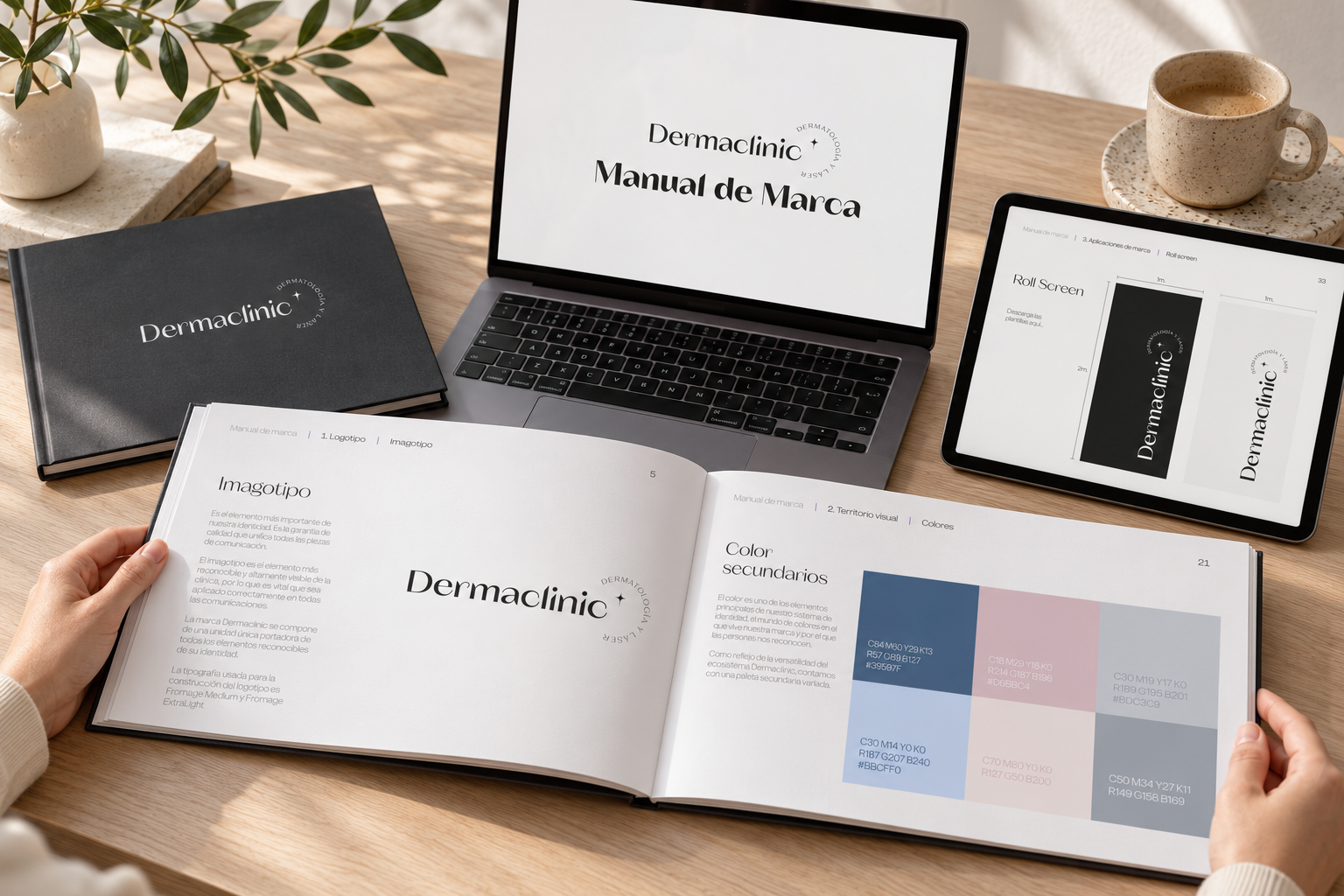 Presentación editorial del manual de Dermaclinic en formato impreso, computadora y tableta