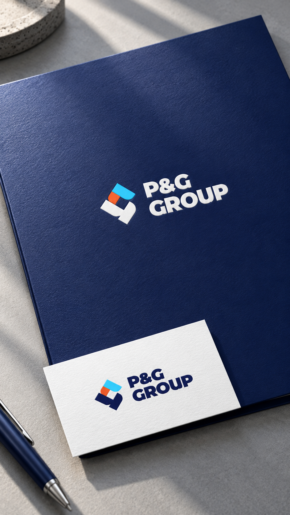 Carpeta ejecutiva azul marino con logotipos