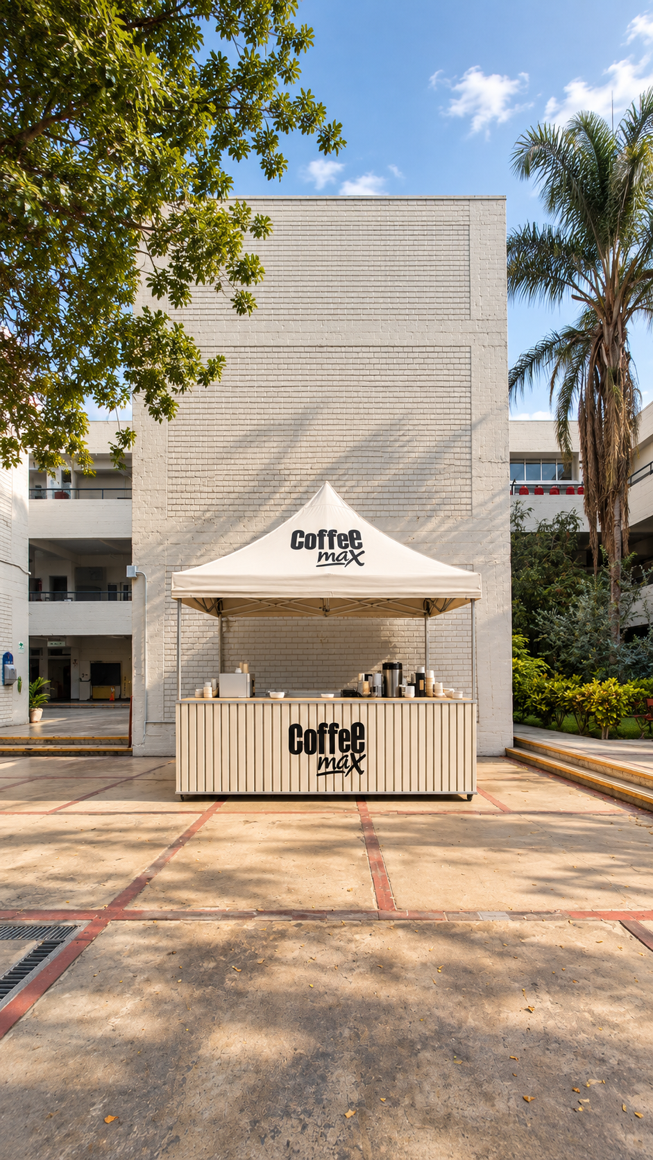 Quiosco Coffee Max en patio blanco