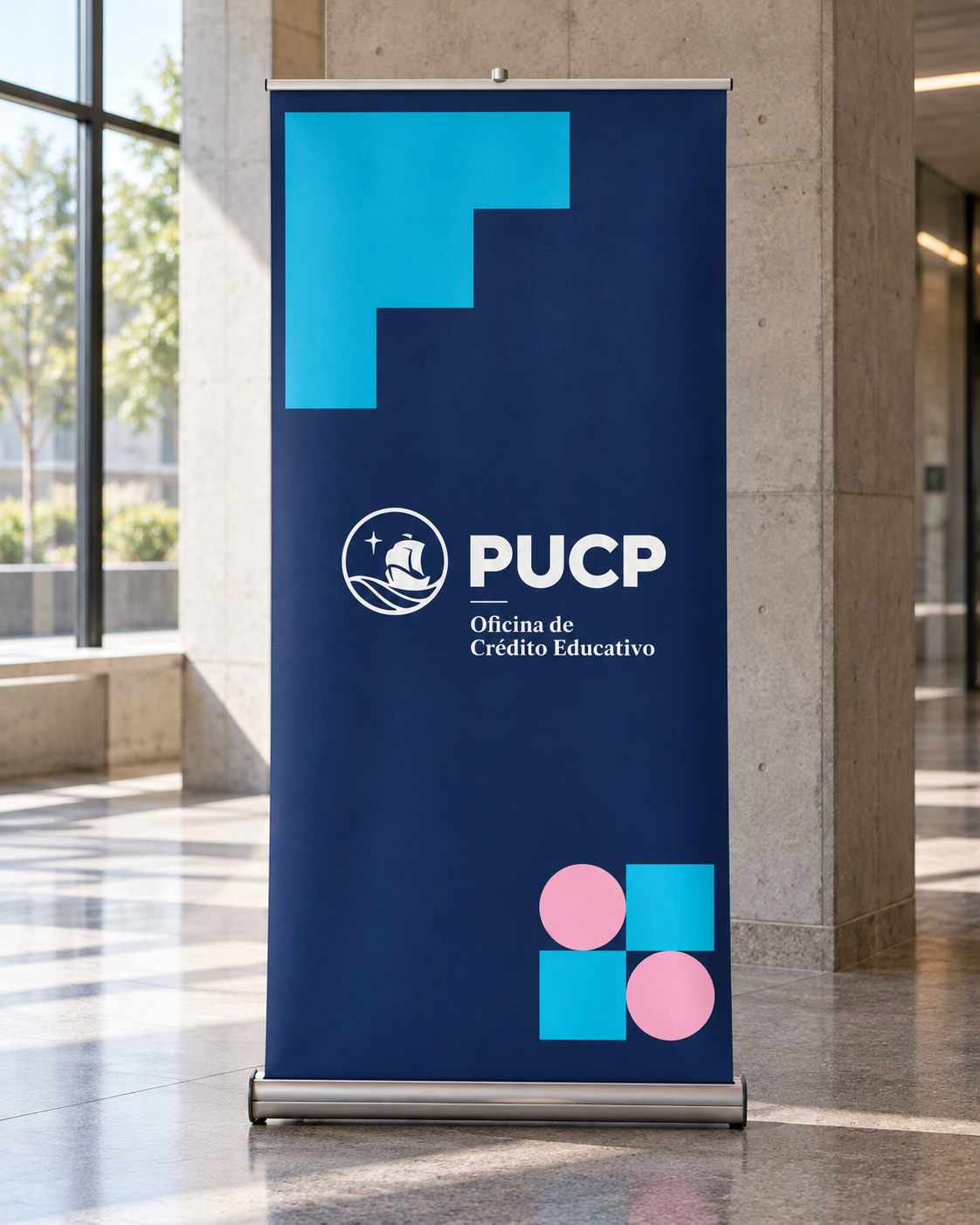 Rollscreen PUCP en vestíbulo universitario