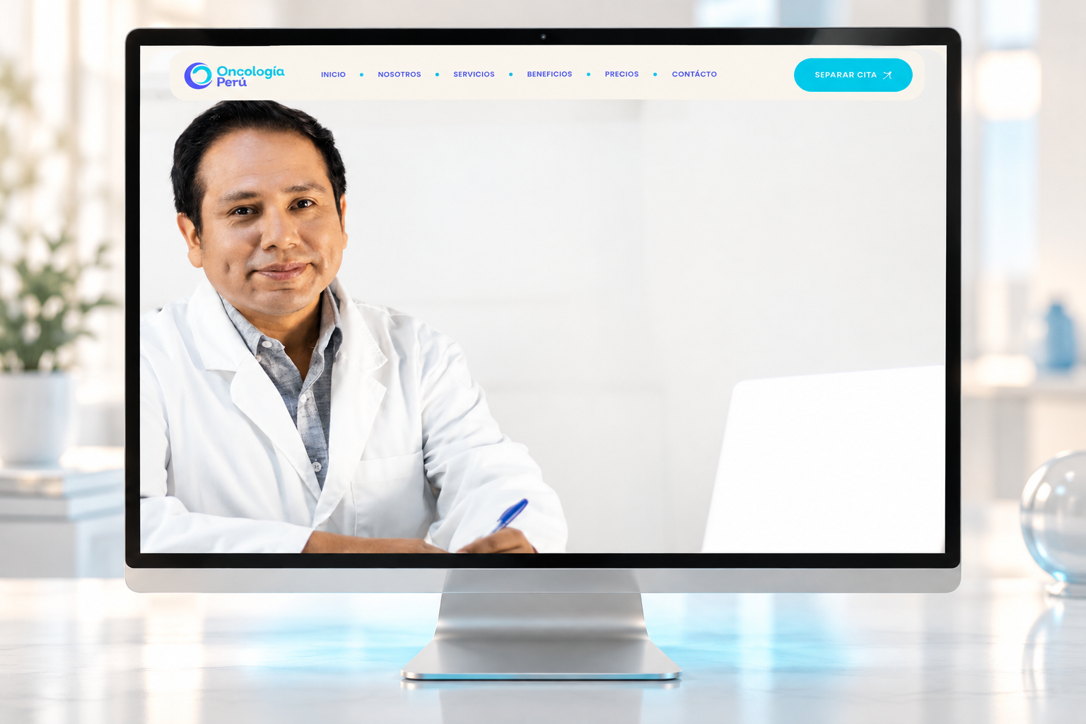 Web oncológica en monitor plateado