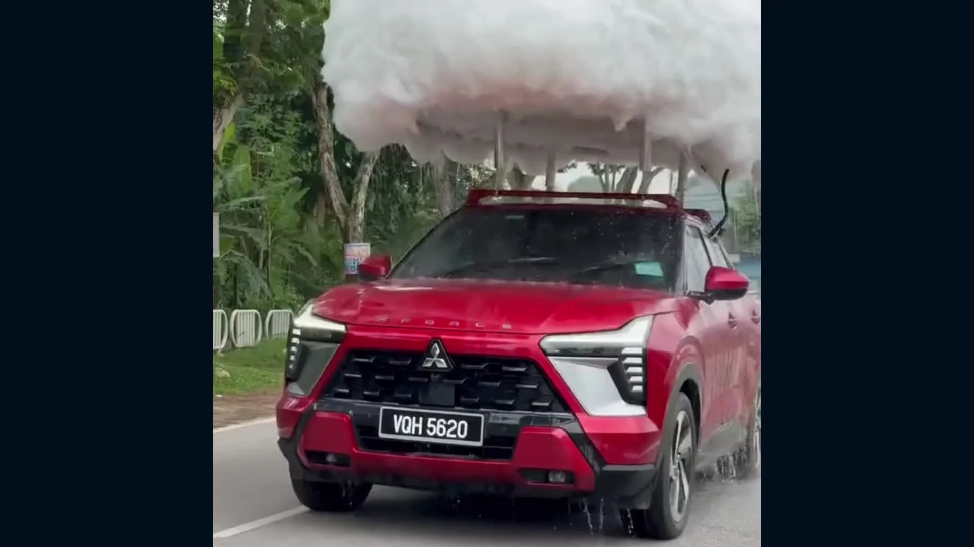 Mitsubishi Xforce rojo con una nube artificial sobre el techo.