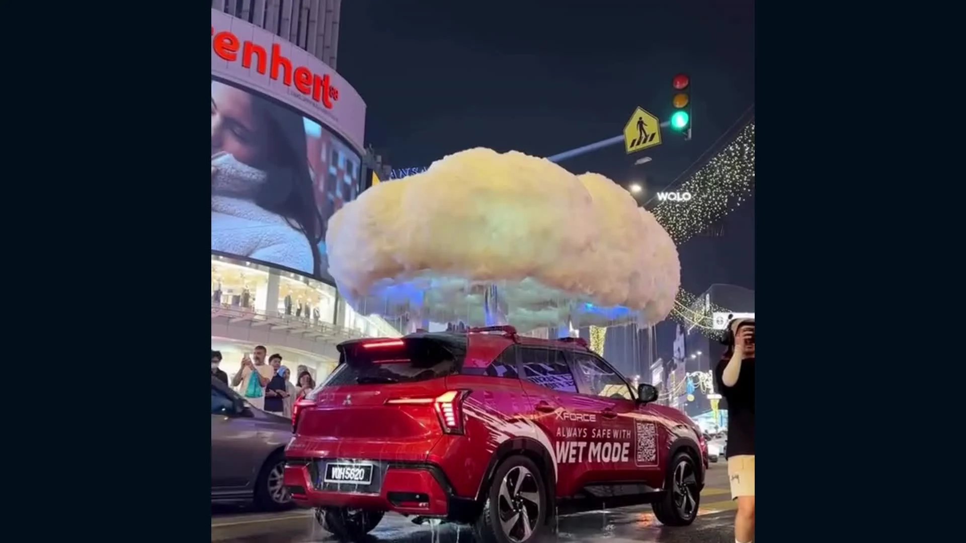 Mitsubishi Xforce de noche con una nube iluminada y el mensaje Wet Mode.