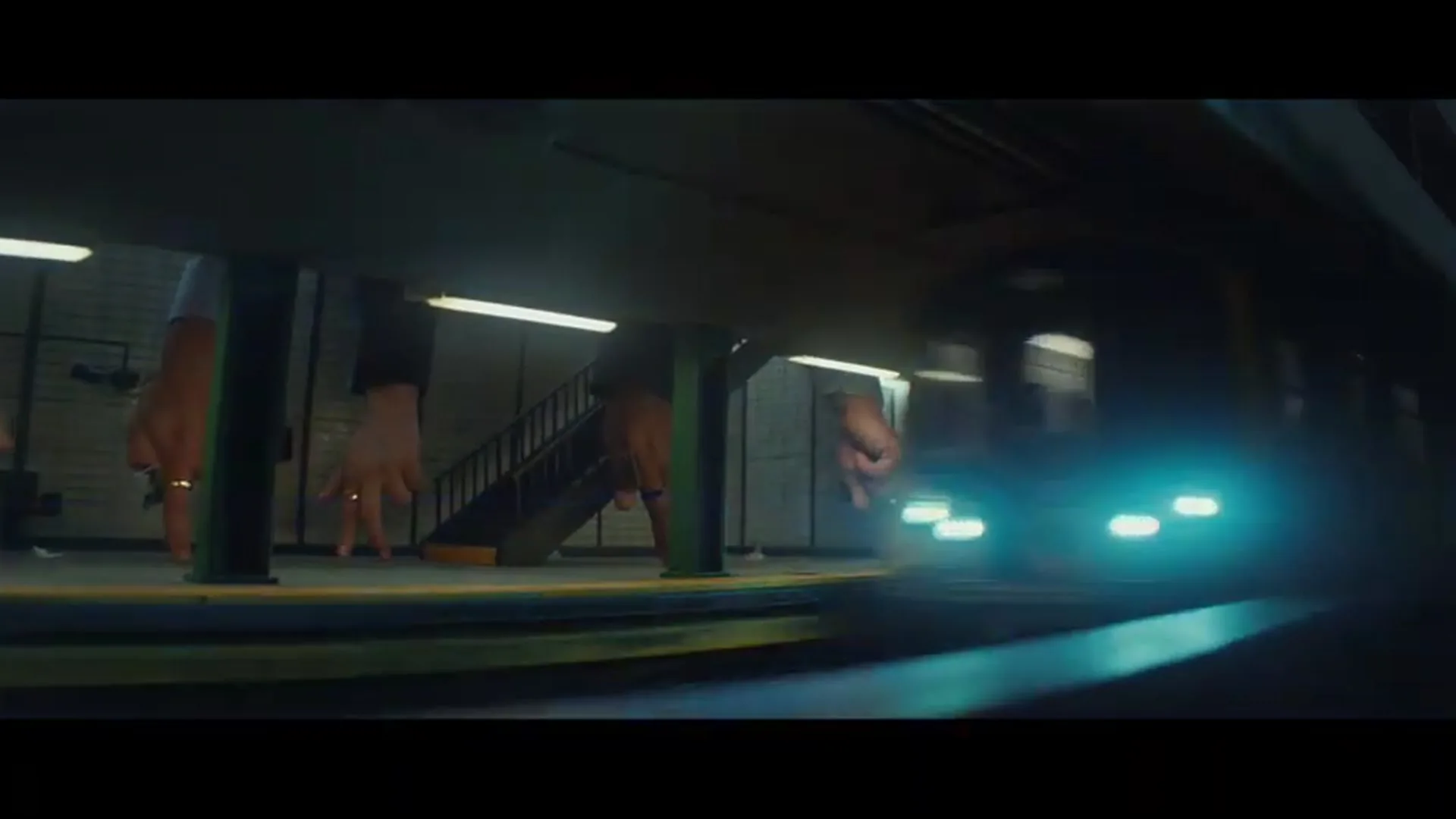 Manos en el andén de una estación en miniatura