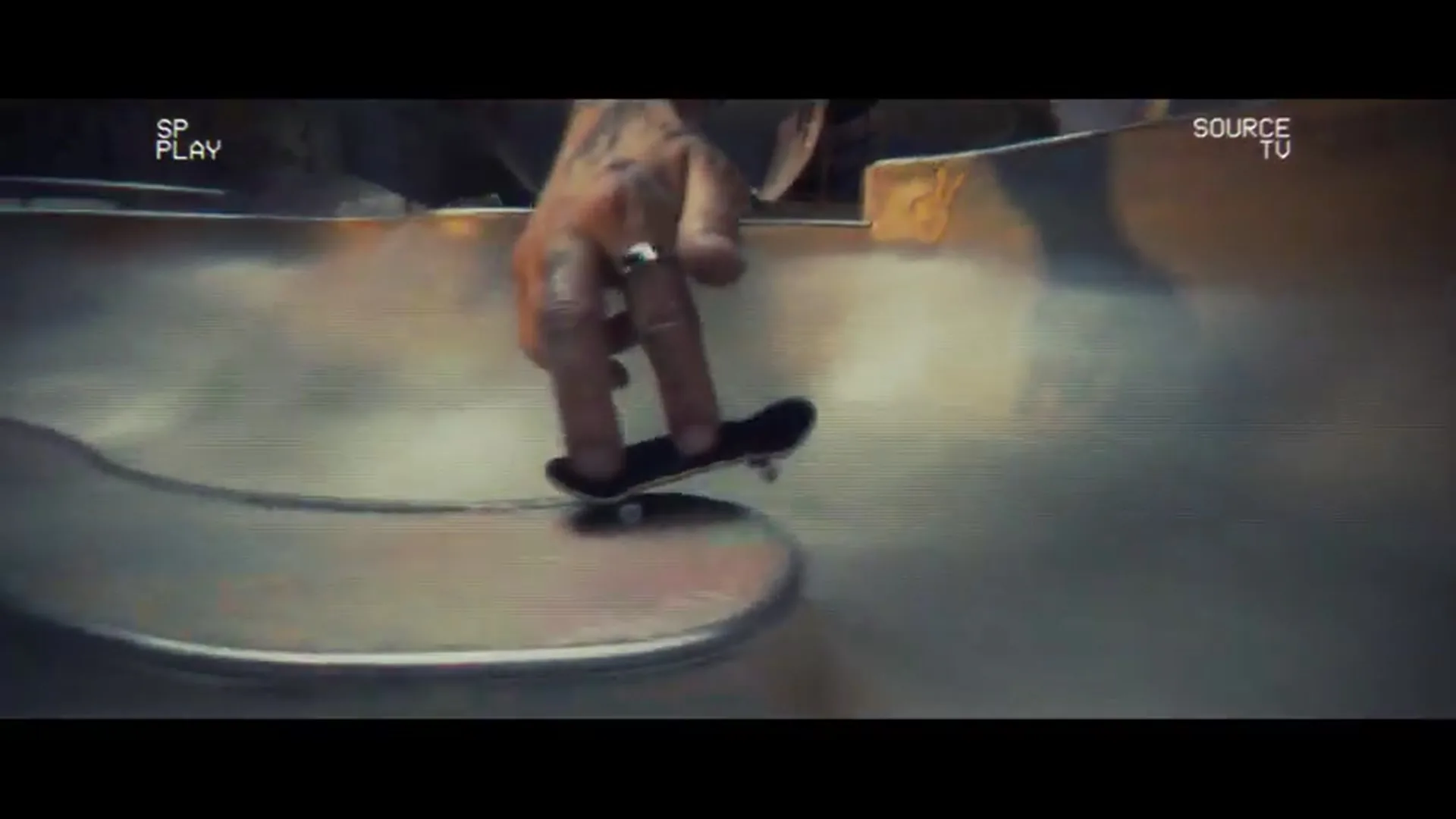 Una mano utiliza una patineta en un escenario en miniatura