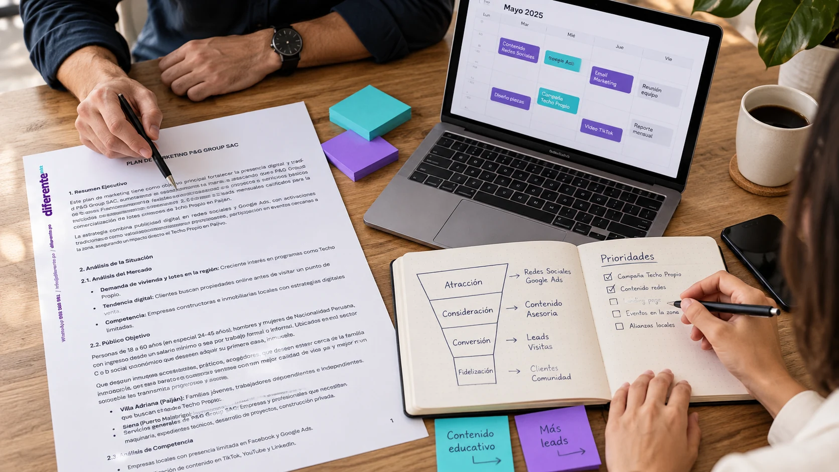 Planificación estratégica sobre una mesa de trabajo