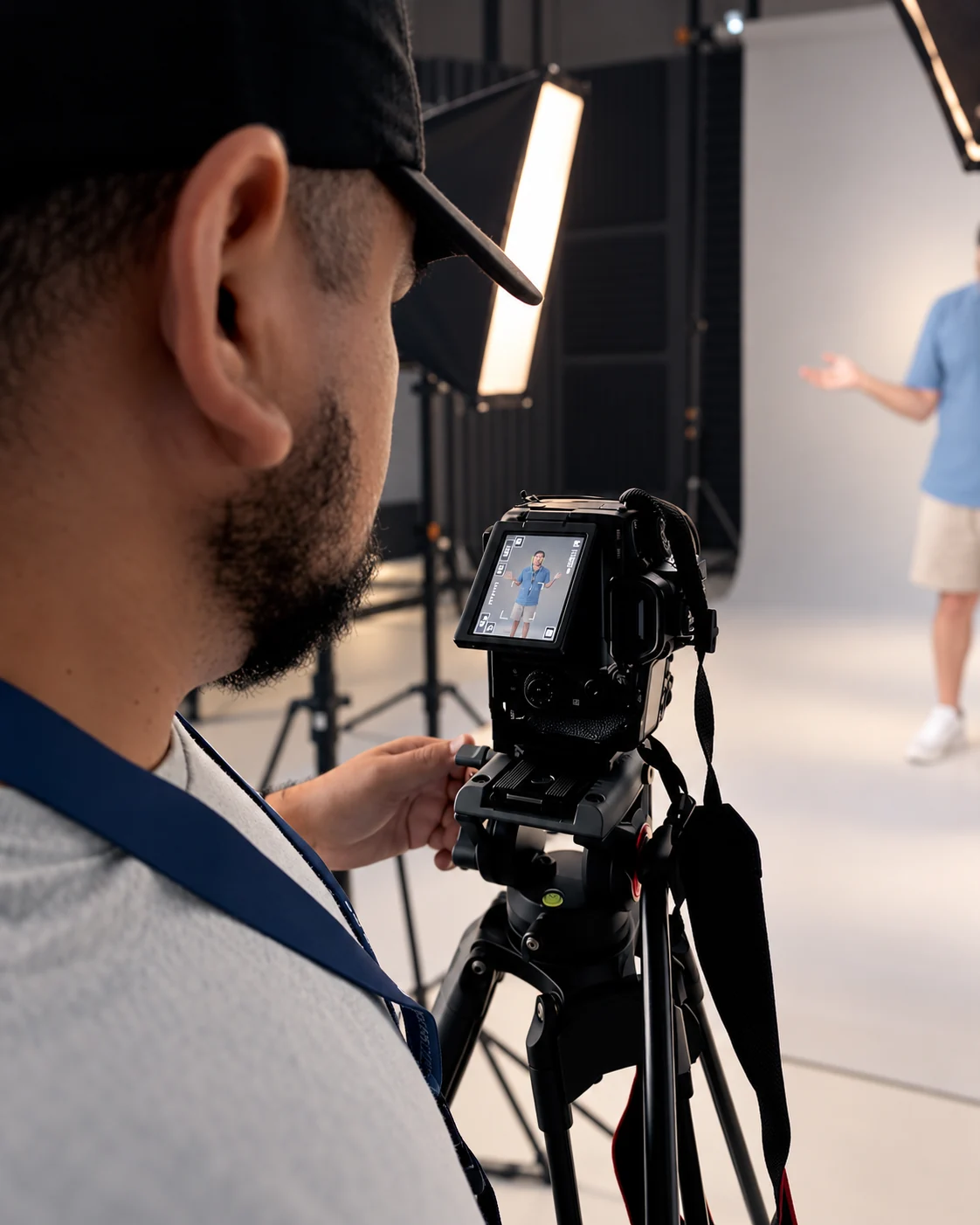 Camarógrafo durante una grabación de video en estudio